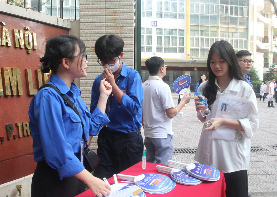 Lực lượng thanh niên tình nguyện sẵn sàng hỗ trợ thí sinh. Lực lượng thanh niên tình nguyện sẵn sàng hỗ trợ thí sinh.