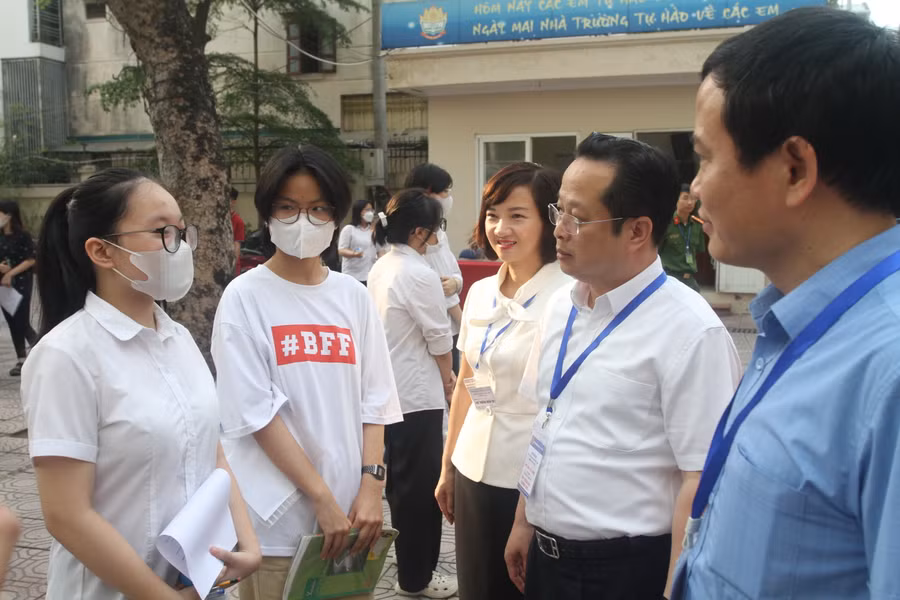 Giám đốc Sở GD&amp;ĐT Hà Nội động viên các thí sinh trước khi bước vào phòng thi.