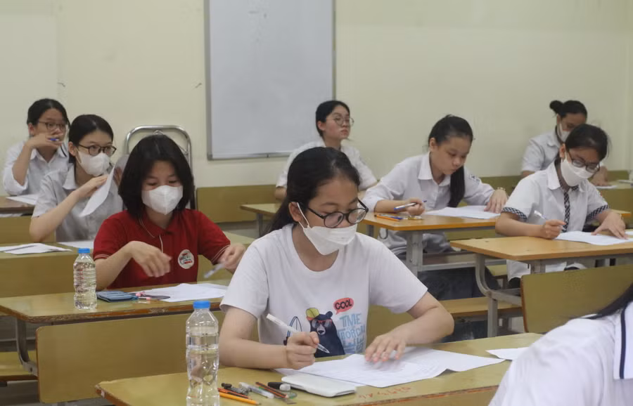 Thí sinh làm bài thi môn Toán sáng 11/6.