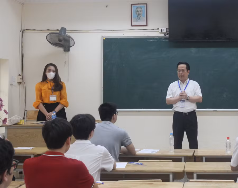 Giám đốc Sở GD&ĐT Hà Nội động viên các thí sinh trước giờ làm bài thi.