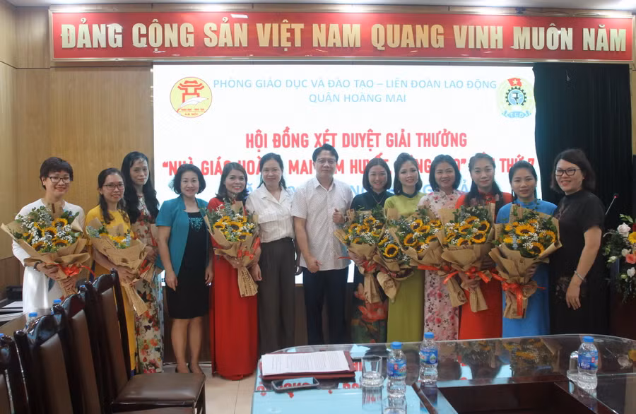 Các nhà giáo được xét chung khảo giải thưởng ''Nhà giáo Hoàng Mai tâm huyết, sáng tạo'' lần thứ 7 năm 2023.