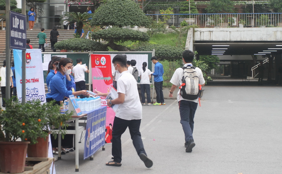 Thí sinh bước vào khu vực thi. Thí sinh bước vào khu vực thi.
