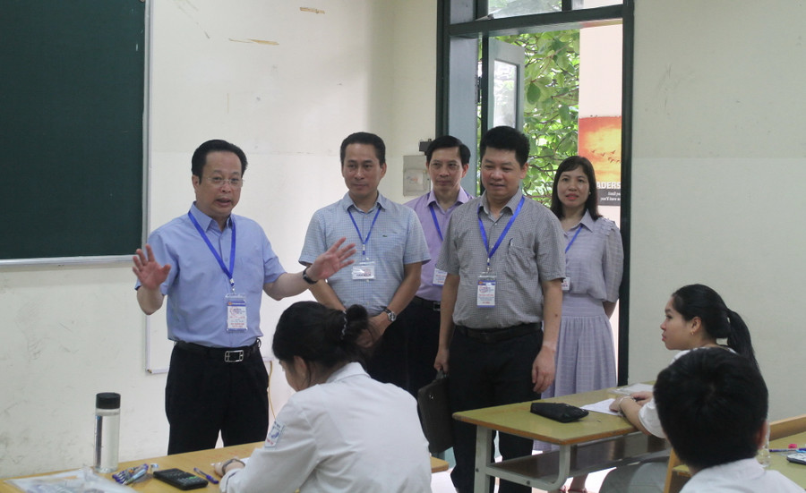 Đoàn công tác kiểm tra các điều kiện cơ sở vật chất tại điểm thi Trường THPT Thăng Long (quận Hai Bà Trưng). Đoàn công tác kiểm tra các điều kiện cơ sở vật chất tại điểm thi Trường THPT Thăng Long (quận Hai Bà Trưng).