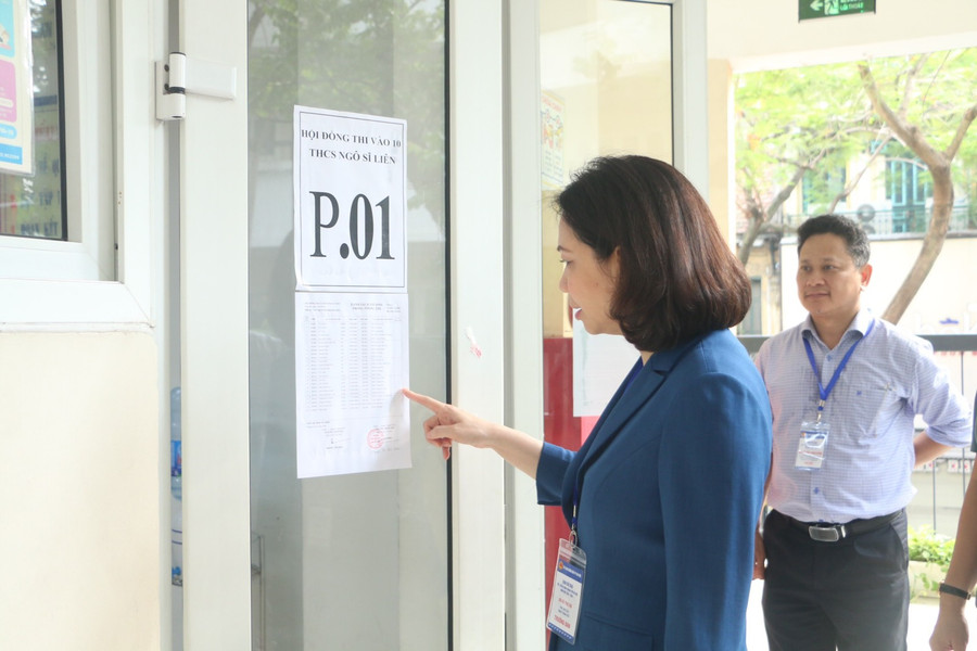 Phó Chủ tịch UBND TP. Hà Nội Vũ Thu Hà kiểm tra các phòng thi. Phó Chủ tịch UBND TP. Hà Nội Vũ Thu Hà kiểm tra các phòng thi.
