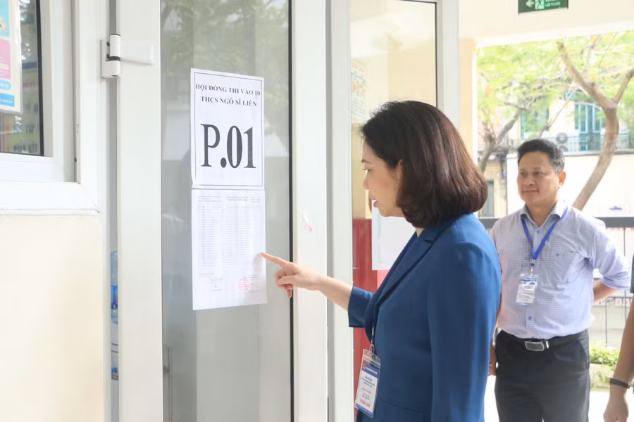 Phó Chủ tịch UBND TP. Hà Nội Vũ Thu Hà kiểm tra các phòng thi.