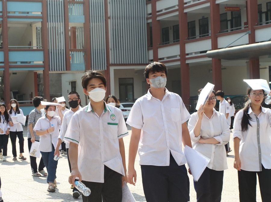 Thí sinh rời điểm thi Trường THPT Trương Định trong tâm trạng phấn khởi. Thí sinh rời điểm thi Trường THPT Trương Định trong tâm trạng phấn khởi.