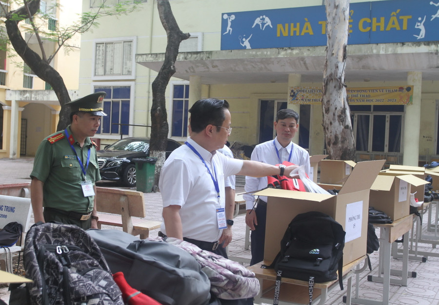 Giám đốc Sở GD&ĐT Hà Nội lưu ý các điểm thi bố trí chu đáo chỗ gửi đồ cho thí sinh Giám đốc Sở GD&ĐT Hà Nội lưu ý các điểm thi bố trí chu đáo chỗ gửi đồ cho thí sinh