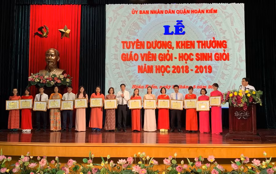 Quận Hoàn Kiếm biểu dương giáo viên, học sinh tiêu biểu