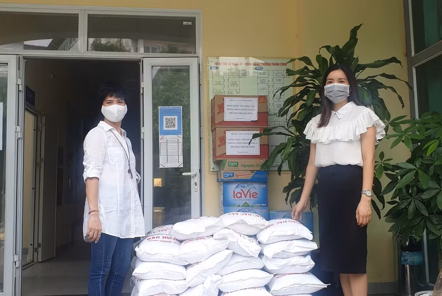 Cô Hương (bên trái) trong một hoạt động thiện nguyện