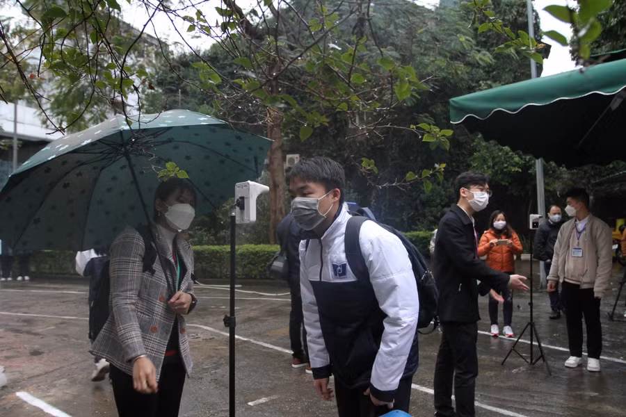 Học sinh được kiểm tra thân nhiệt, sát khuẩn tay trước khi vào lớp