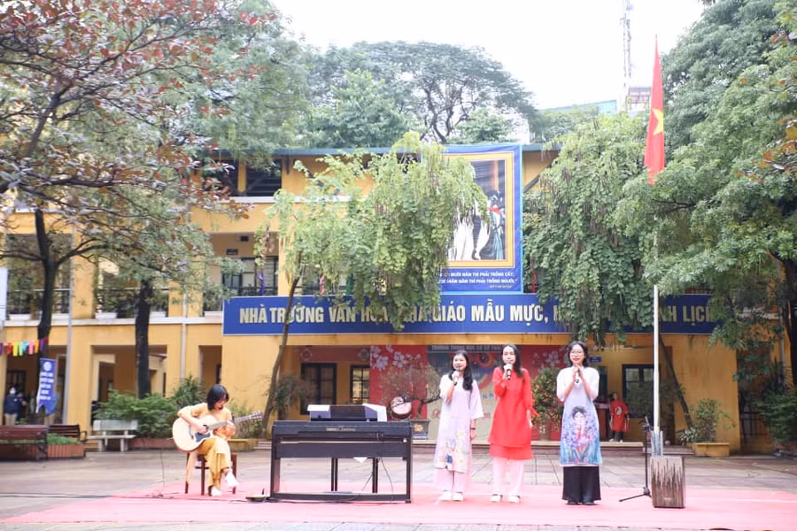 Những hình ảnh cảm động, thân thương trong ngày học sinh Hà Nội trở lại trường ảnh 4