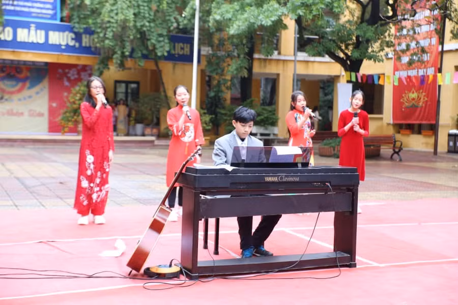 Học sinh Trường THCS Thái Thịnh biểu diễn văn nghệ