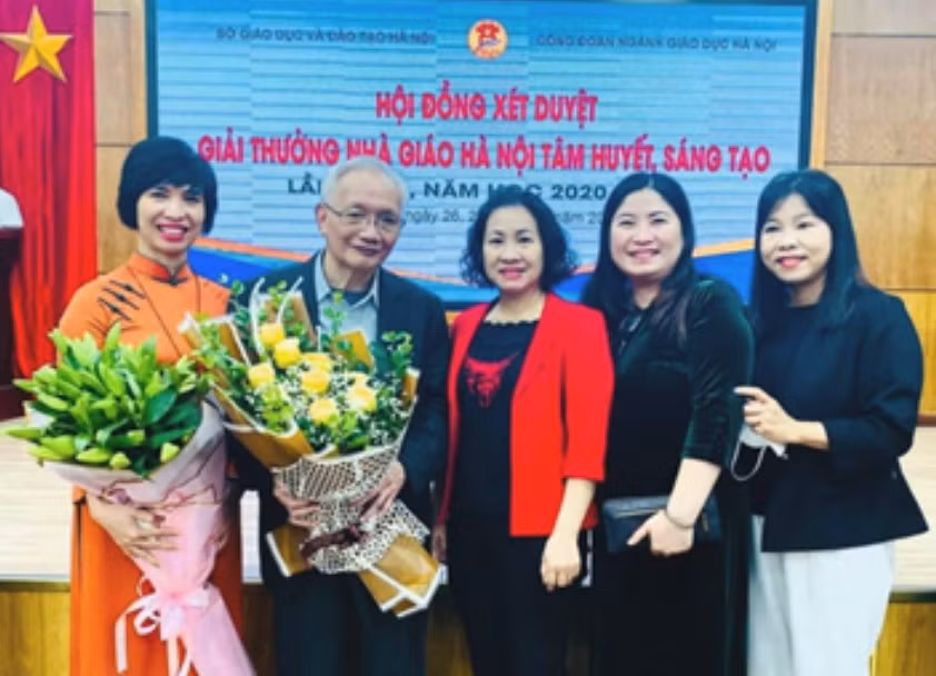 Cô Đỗ Thu Hương (bên trái) nhận giải thưởng Nhà giáo tâm huyết sáng tạo