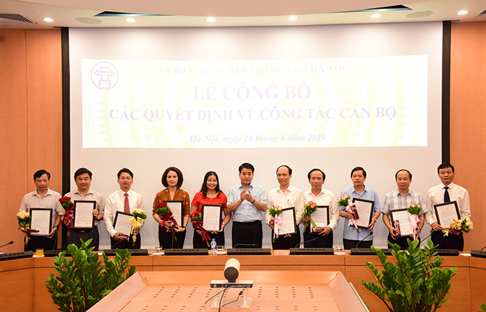 Chủ tịch UBND TP Hà Nội Nguyễn Đức Chung trao các Quyết định về công tác nhân sự. (Ảnh: hanoi.gov.vn)