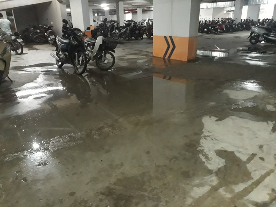 Tầng hầm tòa nhà HH03 E (Khu đô thị Mường Thanh - Thanh Hà) bốc mùi hôi thối nghi bục hệ thống bể phốt.