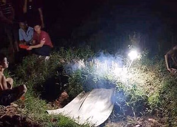 Vụ tai nạn khiến anh T. tử vong tại chỗ, người bạn bị thương nặng phải đưa đi cấp cứu.