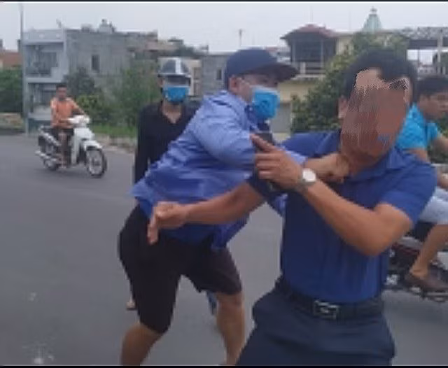 Các đối tượng tấn công nhóm phóng viên báo Tuổi trẻ Thủ đô, đấm đánh thẳng mặt rất nguy hiểm.