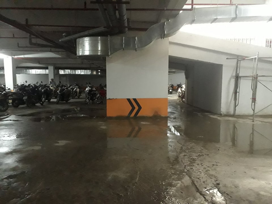 Mặt sàn tầng hầm tòa nhà HH03 E vẫn ẩm ướt, có mùi hôi thối trong chiều 6/7. Mặt sàn tầng hầm tòa nhà HH03 E vẫn ẩm ướt, có mùi hôi thối trong chiều 6/7.