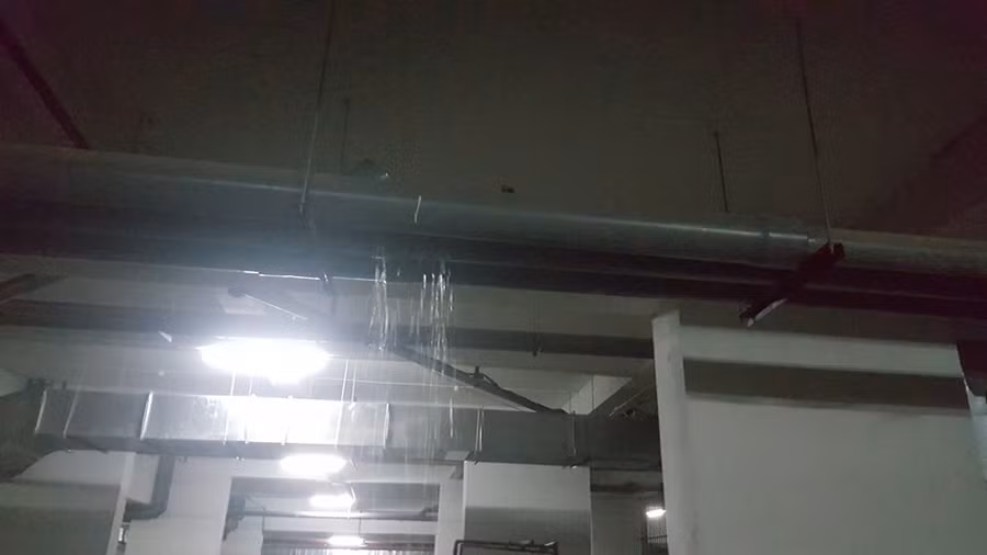 Hình ảnh nước rò rỉ tại tầng hầm tòa nhà HH03 E trong đêm 5/7 (Ảnh: ĐT).