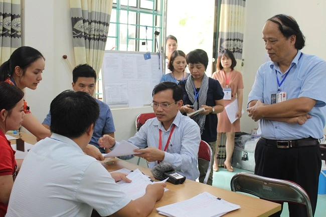 Cục trưởng Mai Văn Trinh kiểm tra, động viên thầy cô giáo thực hiện công tác chấm thi tại tỉnh Cao Bằng. 