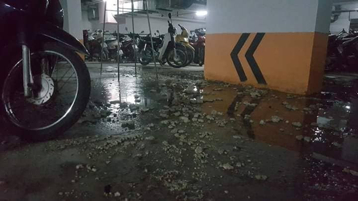 Người dân nghi ngờ ống dẫn nước thải của KĐT bị vỡ, nước thải tràn ra khắp hầm để xe của khu chưng cư HH03 E. (Ảnh: Đ.T) Người dân nghi ngờ ống dẫn nước thải của KĐT bị vỡ, nước thải tràn ra khắp hầm để xe của khu chưng cư HH03 E. (Ảnh: Đ.T)