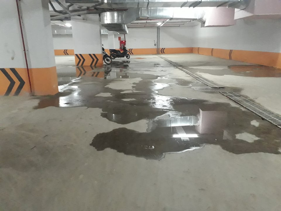 Những vũng nước tồn đọng tại tầng hầm tòa nhà HH03 E trong chiều 6/7. Những vũng nước tồn đọng tại tầng hầm tòa nhà HH03 E trong chiều 6/7.