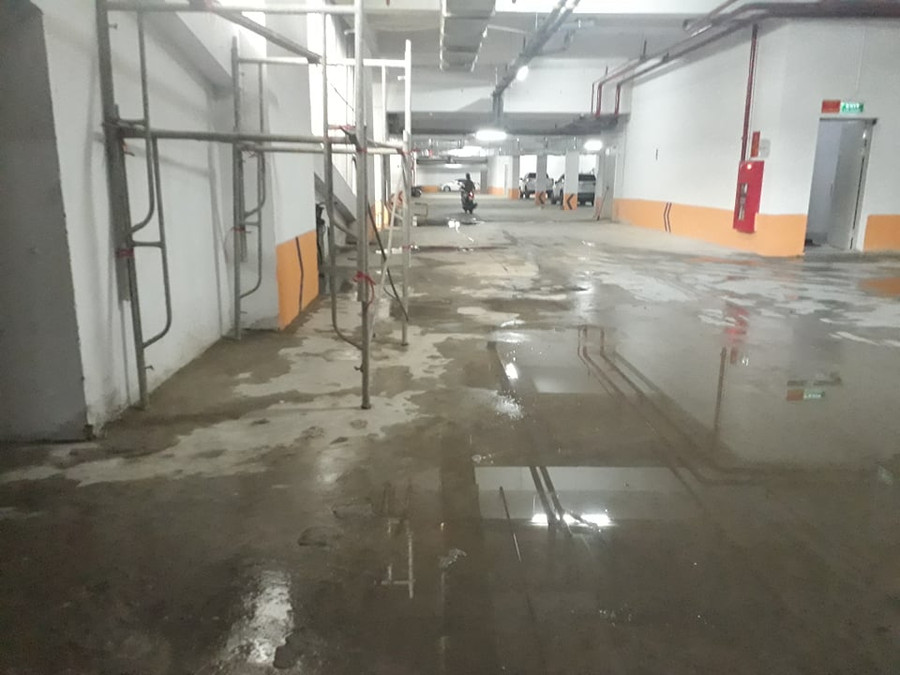 Nhiều người dân cho biết, sáng nay nhân viên vệ sinh, kỹ thuật tòa nhà tiến hành khắc phục sự cố. Nhiều người dân cho biết, sáng nay nhân viên vệ sinh, kỹ thuật tòa nhà tiến hành khắc phục sự cố.