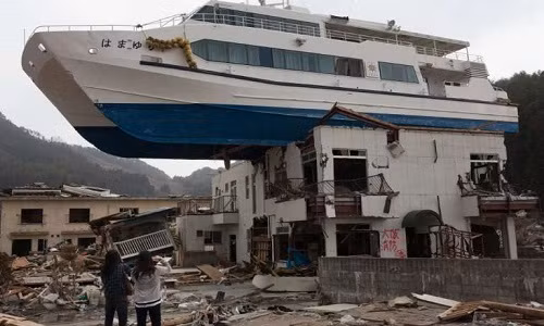 Sóng thần có thể cuốn tàu lớn lên nóc nhà như thảm họa ở Nhật Bản năm 2011. Ảnh: Phys.org.