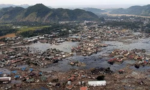 Sóng thần vào tháng 12/2004 phá hủy nhiều khu vực ở châu Á, bao gồm đảo Sumatra. Ảnh: Phys.org.