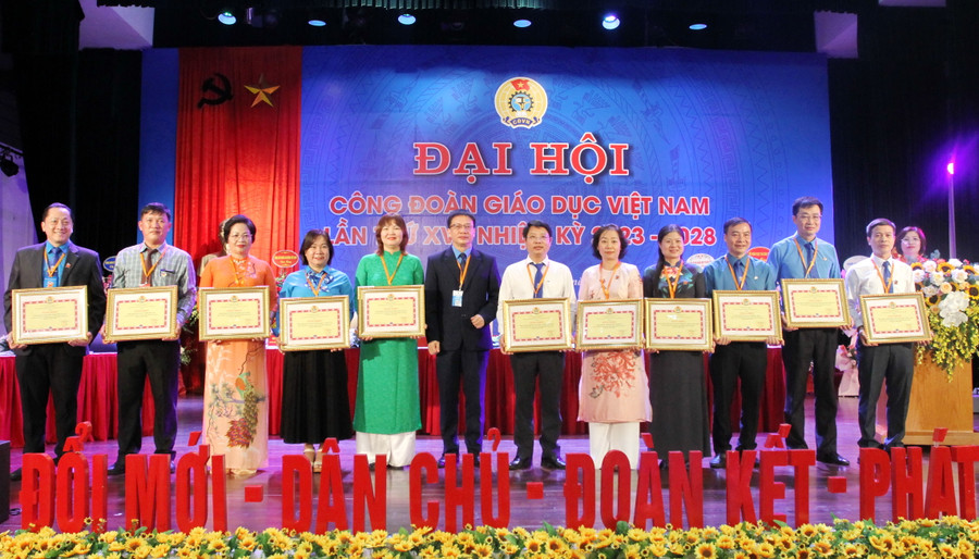 Ông Nguyễn Ngọc Ân trao bằng khen của Công đoàn Giáo dục Việt Nam cho các tập thể.