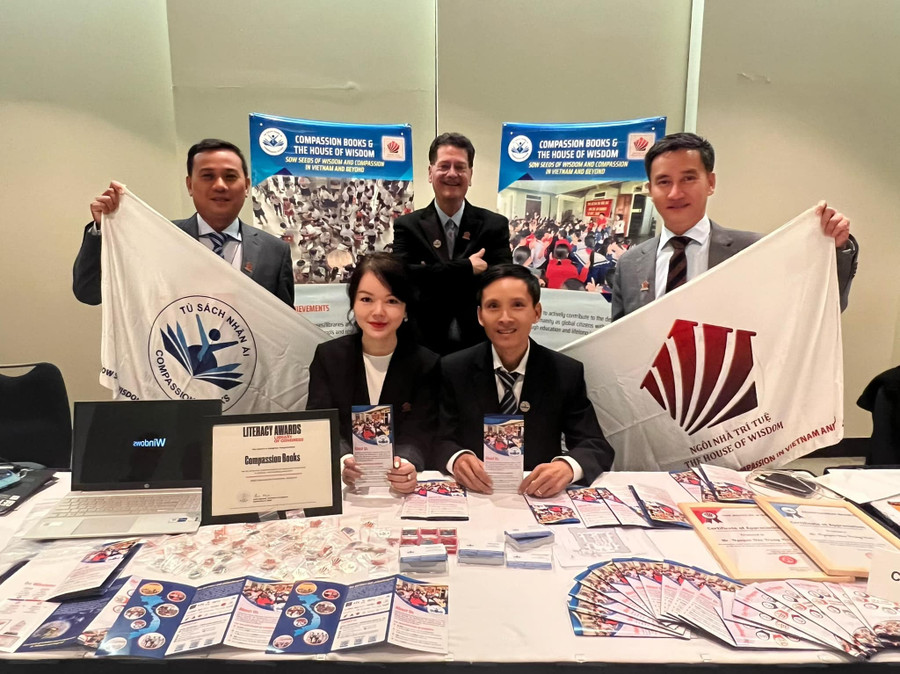 Đoàn Việt Nam giao lưu với bạn bè quốc tế.