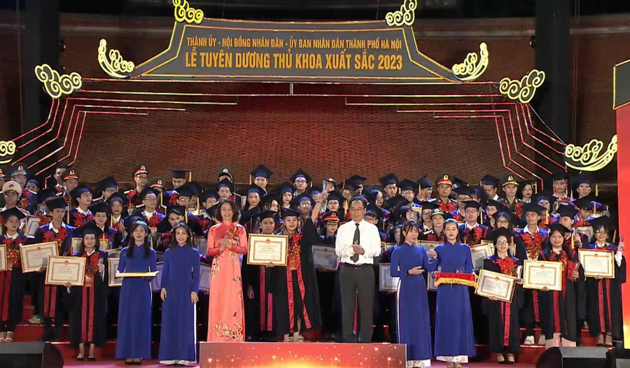 Thứ trưởng Bộ GD&amp;ĐT Hoàng Minh Sơn và Phó Chủ tịch UBND TP Hà Nội Vũ Thu Hà trao bằng khen cho các thủ khoa.