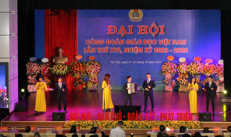 Văn nghệ chào mừng Đại hội. Văn nghệ chào mừng Đại hội.
