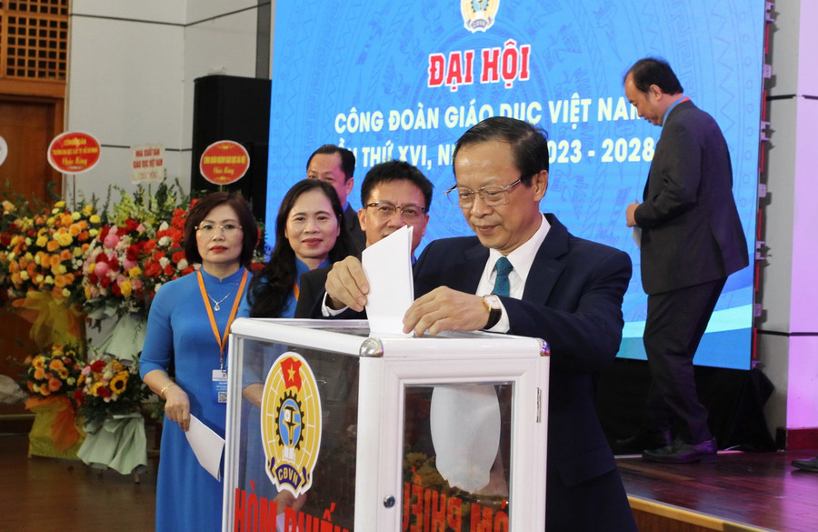 Đoàn chủ tịch bỏ phiếu bầu Ban chấp hành Công đoàn Giáo dục Việt Nam khóa XVI. Đoàn chủ tịch bỏ phiếu bầu Ban chấp hành Công đoàn Giáo dục Việt Nam khóa XVI.