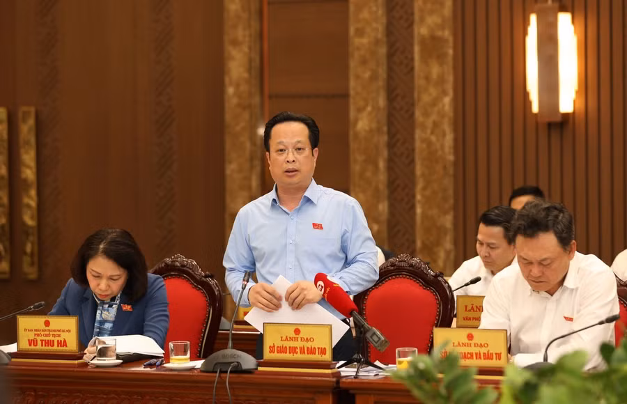 Giám đốc Sở GD&amp;ĐT Hà Nội Trần Thế Cương trả lời vấn đề đại biểu nêu.
