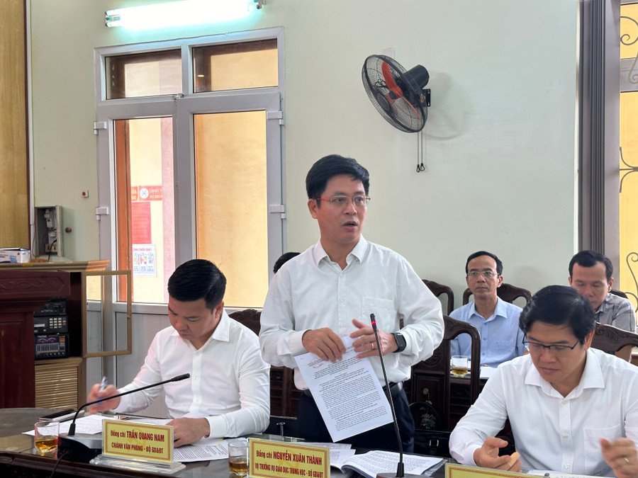 Đại diện các đơn vị chức năng của Bộ GD&ĐT trao đổi tại buổi làm việc. Đại diện các đơn vị chức năng của Bộ GD&ĐT trao đổi tại buổi làm việc.