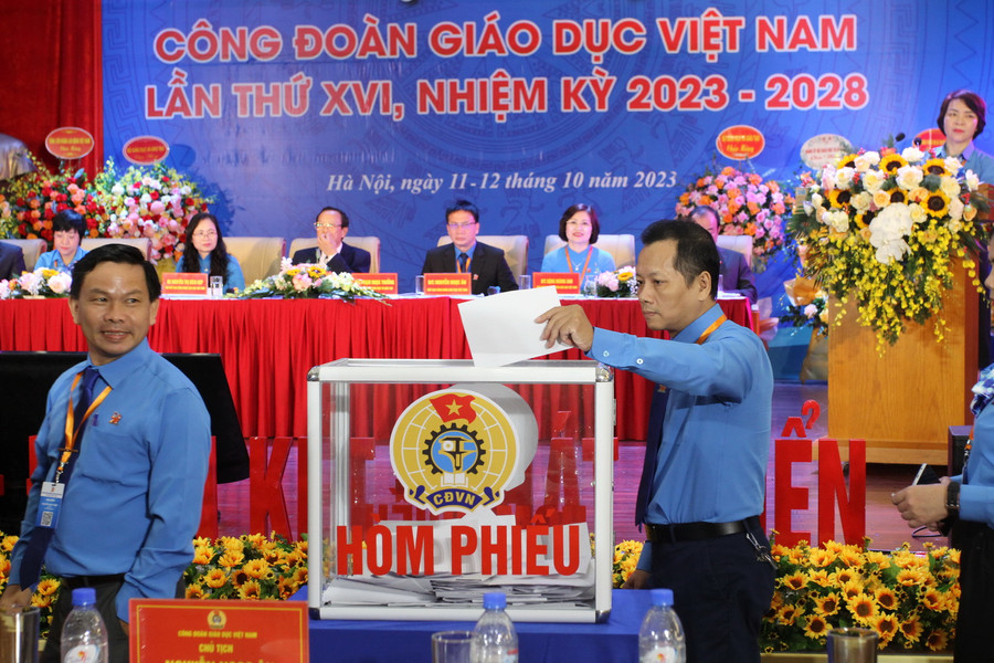 Các đại biểu bỏ phiếu bầu Ban chấp hành Công đoàn Giáo dục Việt Nam khóa XVI. Các đại biểu bỏ phiếu bầu Ban chấp hành Công đoàn Giáo dục Việt Nam khóa XVI.