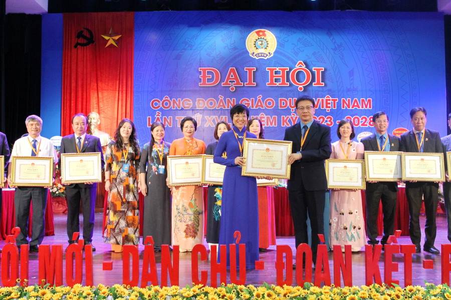 Ông Nguyễn Ngọc Ân trao bằng khen của Bộ trưởng Bộ GD&amp;ĐT cho các cá nhân có thành tích xuất sắc trong hoạt động công đoàn giai đoạn 2018-2023.