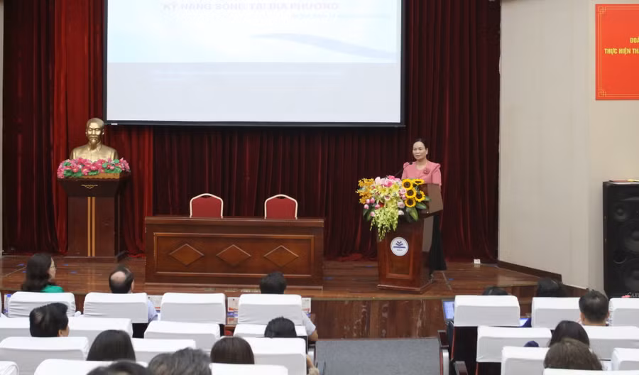 Đại biểu tham luận tại Hội nghị.