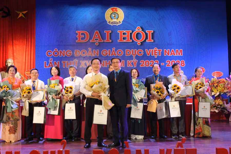 Ông Nguyễn Ngọc Ân tặng hoa tri ân các ủy viên Ban chấp hành CĐGDVN khóa XV không tham gia Ban chấp hành khóa mới.