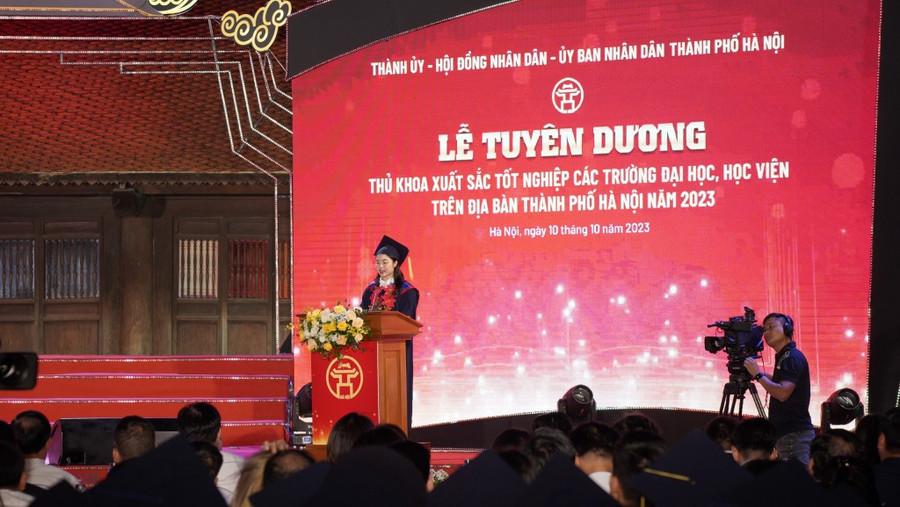 Thủ khoa xuất sắc Trần Thị Thu Hiền, sinh viên Trường Đại học Ngoại thương phát biểu.