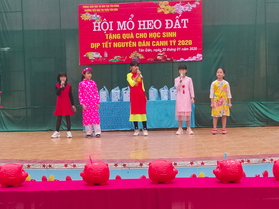 Các bạn học sinh khối 4,5 với ca khúc: “Mùa xuân với bao điều lạ” Các bạn học sinh khối 4,5 với ca khúc: “Mùa xuân với bao điều lạ”