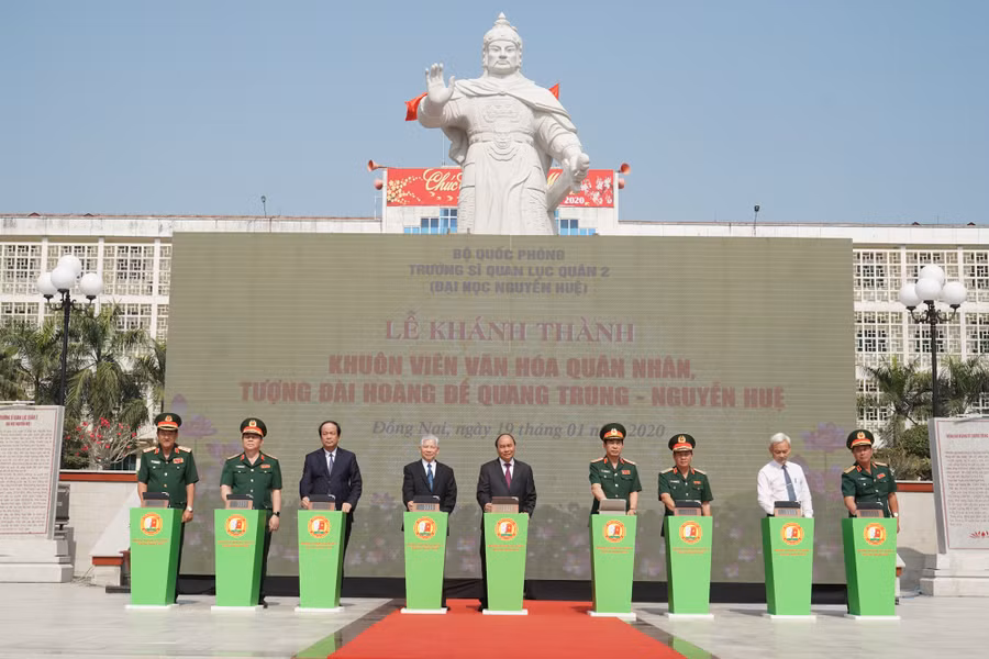 Thủ tướng Nguyễn Xuân Phúc, nguyên Chủ tịch nước Nguyễn Minh Triết dự lễ khánh thành khuôn viên văn hoá quân nhân, tượng đài Hoàng đế Quang Trung-Nguyễn Huệ. Ảnh: VGP/Quang Hiếu