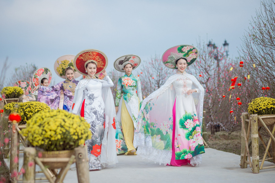 Biểu dẫn áo dài ấn tượng qua đảo hoa đào tại Lễ hội "Đào Phúc Lộc"