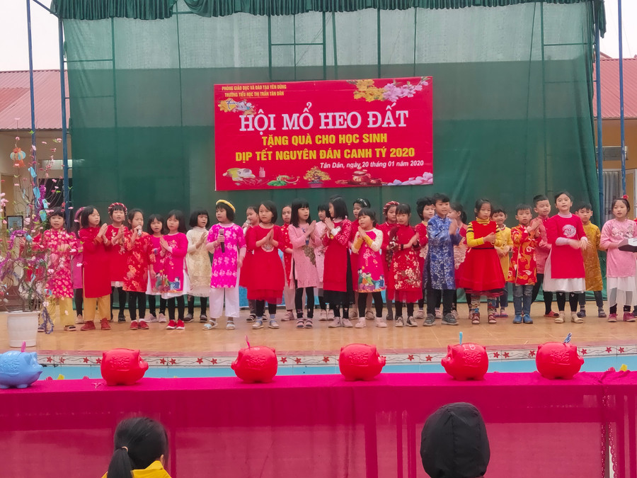 Các bạn học sinh khối 3 với ca khúc: “Ngày tết quê em” Các bạn học sinh khối 3 với ca khúc: “Ngày tết quê em”