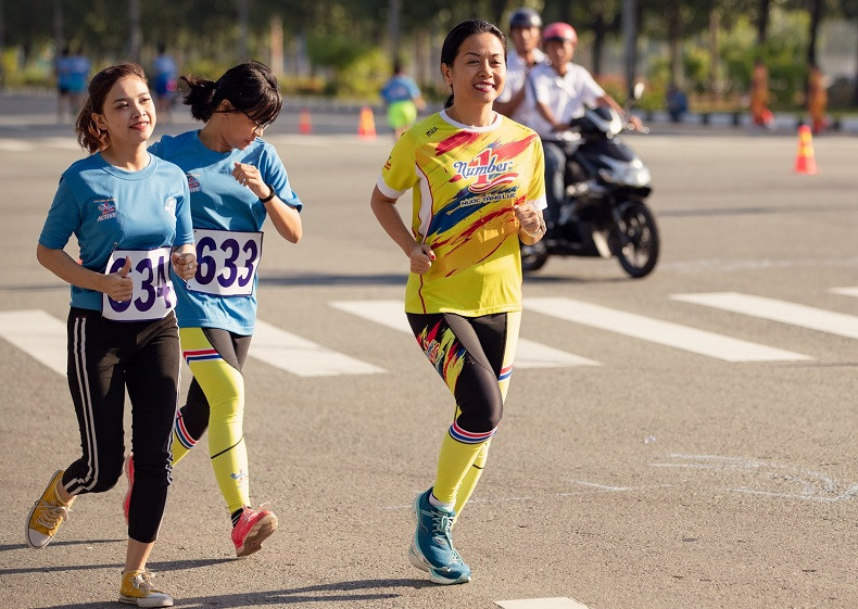 Bà Trần Uyên Phương Phó tổng giám đốc Tập đoàn cùng các thành viên Tân Hiệp Phát trên đường chạy Bà Trần Uyên Phương Phó tổng giám đốc Tập đoàn cùng các thành viên Tân Hiệp Phát trên đường chạy