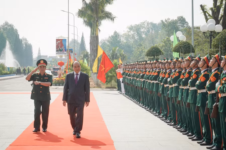 Thủ tướng Nguyễn Xuân Phúc với các cán bộ, sỹ quan của Trường Sỹ quan Lục quân 2.