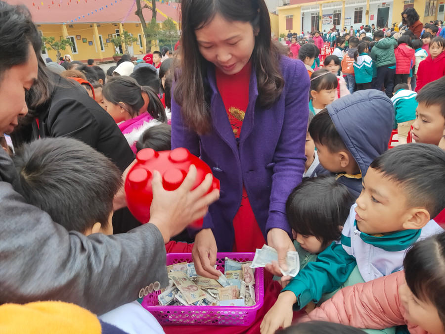 Cô trò háo hức trong ngày hội mổ heo Cô trò háo hức trong ngày hội mổ heo