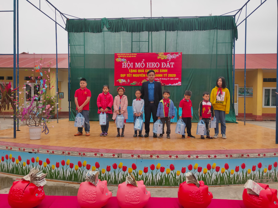 Anh Nguyễn Đình Nam –Bí thư Đoàn thị trấn Tân Dân trao quà cho các bạn học sinh có hoàn cảnh khó khăn. Anh Nguyễn Đình Nam –Bí thư Đoàn thị trấn Tân Dân trao quà cho các bạn học sinh có hoàn cảnh khó khăn.
