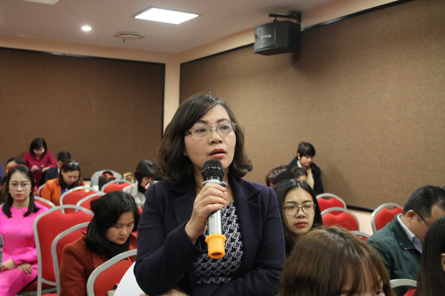 Các phóng viên đặt câu hỏi cho ban tổ chức.